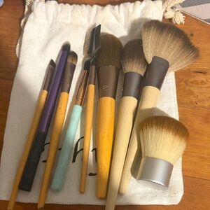 Set of 9 Makeup Brushes with carrying bag